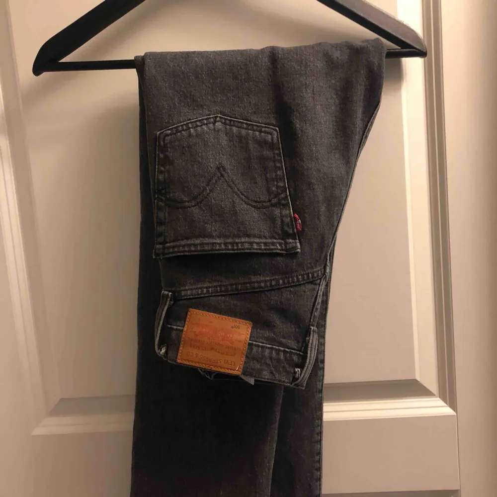 Nya nästan oanvända jeans strlk 26. Kan posta mem står inte för eventuell frakt. Jeans & Byxor.