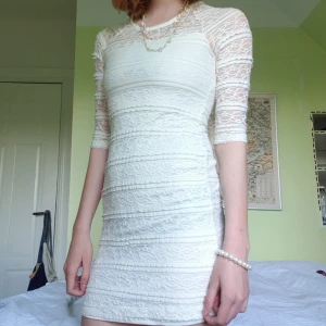  - Klänning perfekt till t.ex avslutning, säljer även halsbandet