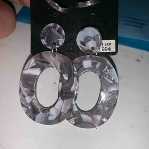  - Jättefina örhängen som jag aldrig har haft tillfälle till att använda. Tar emot swish