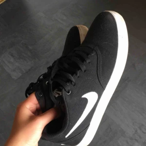  - Supersnygga sneakers från Nike. Säljer för att jag har alldeles för mycket skor. Köpte dom för ca 1 månad sedan och har använt dom 2-3 gånger så dom är i nyskick.   Nypris:600kr Mitt pris:300 Köparen står för frakten