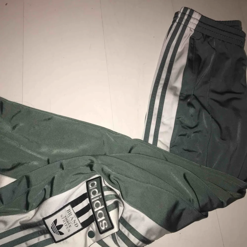 Skitsnygga gröna adidas track pants, med knappar på sidorna. Använda ett fåtal gånger, som nya! . Jeans & Byxor.