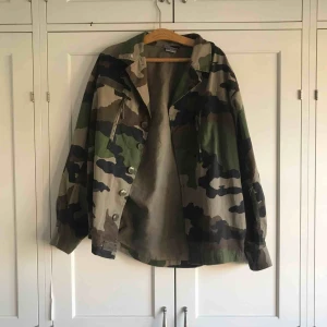  - Militär jacka köpt på humana