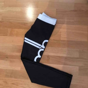  - Jättefina knappt använda aimn tights  Säljs då de inte kommer till någon användning
