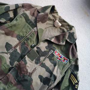 Vintage militärjacka med snygga detaljer 🙂  jag uppskattar storleken till M/L (dam) och S/M (man) då det inte finns någon lapp