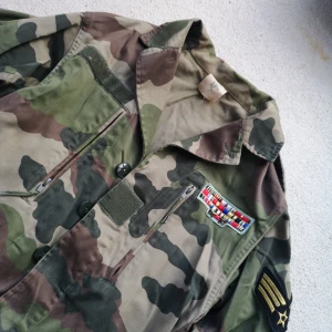  - Vintage militärjacka med snygga detaljer 🙂  jag uppskattar storleken till M/L (dam) och S/M (man) då det inte finns någon lapp