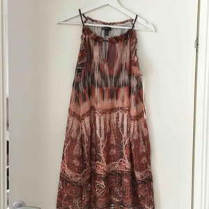  - Mönstrad klänning från Mango i storlek M men passar även S med ett skärp i midjan. Priset är inklusive frakt.