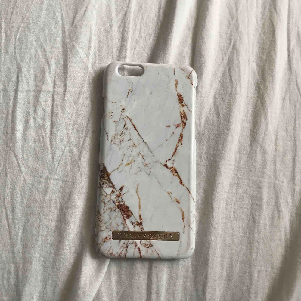 Ett iPhone 6/6s skal som tyvärr inte passar min telefon längre. Väl använt skal i vit och guld marmor. Övrigt.