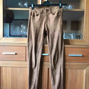  - Fuskmocka. Snörningsdetalj längst ner. Fint skick och väldigt sköna. Tredje bilden visar den verkliga färgen. 