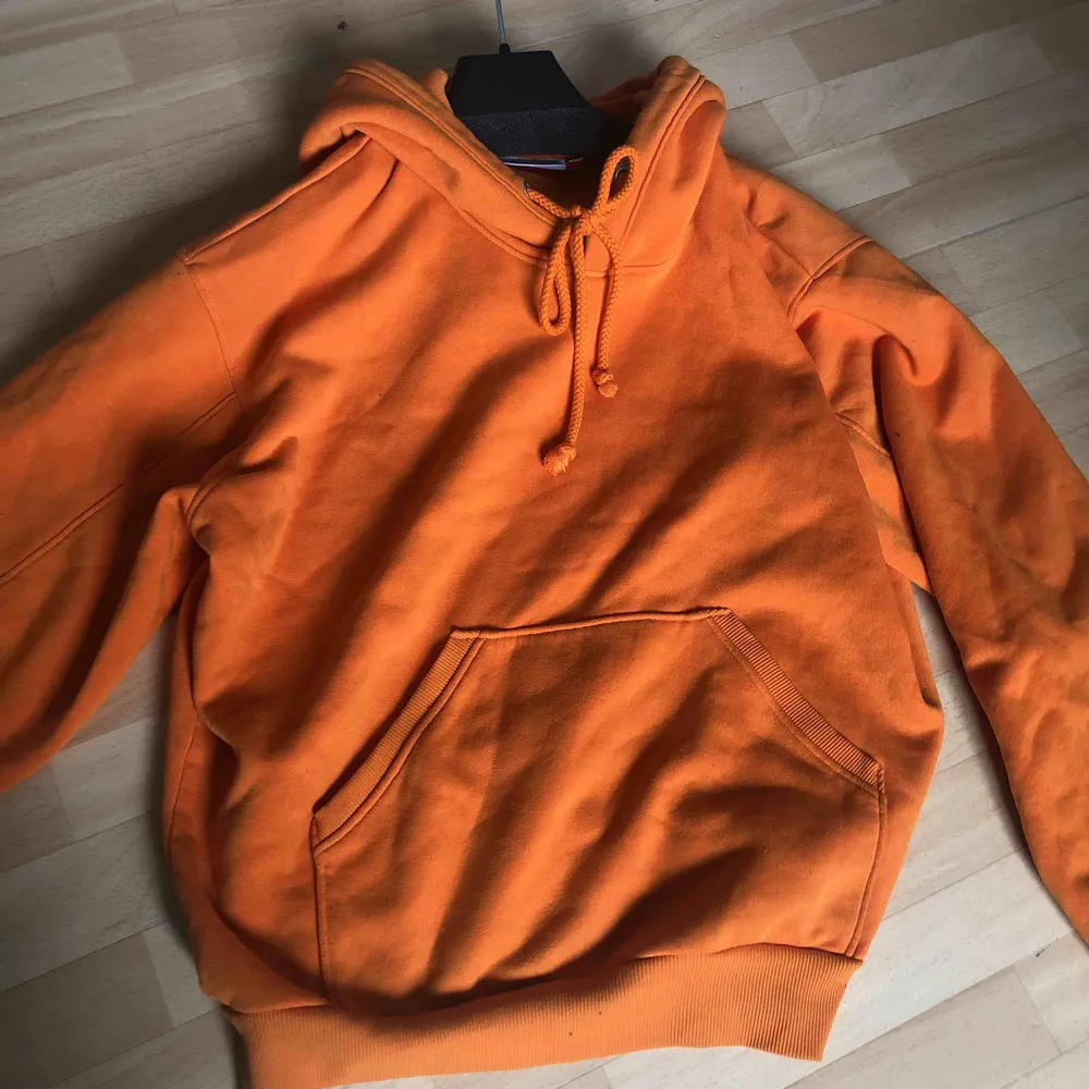 En orange hoodie i storlek S men passar även M beroende på hur man vill att den ska sitta. Köpt i höstas från weekday, fortfarande fin!! . Hoodies.