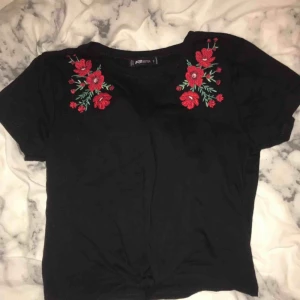  - Säljer denna fina tröjan med rosor på. Kommer aldrig till användning så den är helt oanvänd. 