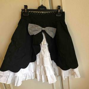 En högmidjad kjol köpt för ca 400kr från Milanoo. Den är i gott skick. Lite skrynklig och har två fläckar (se bild 3) men som går bort i tvätten ☺️ Frakt ingår i priset men kan även mötas upp i Arvika 💫 betalning sker via Swish eller kontant!
