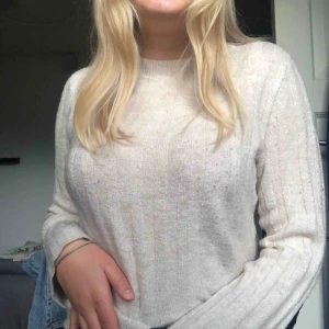  - Beige/vit mysig stickad tröja ifrån hm
