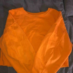  - Orange oversise croppad sweatshirt. Från Zara. 