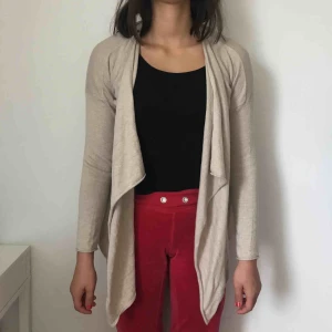  - En beige kofta från H&M. Kostar 110kr inklusive frakt.