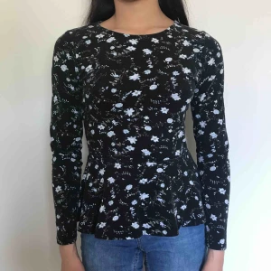  - Snygg tröja från Cubus med volanger. 110 inklusive frakt.