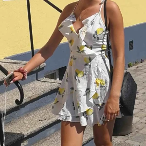  - Citron klänning med volanger. Endas använd ett fåtal gånger. Säljer klänningen pga att den är liten på mig. Jag är 175, så skulle nog passa någon som är kortare. Klänningen är egentligen en S men skulle nog säga att den mer är en XS. 