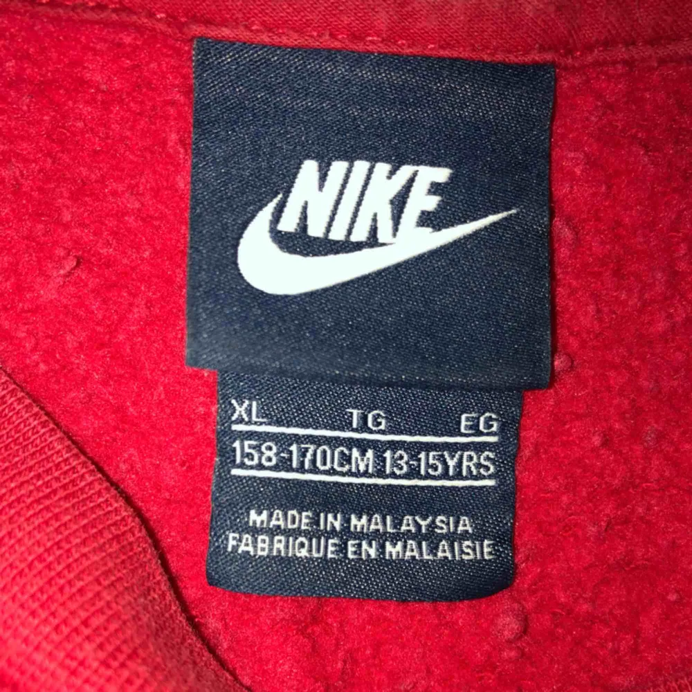 Sjukt mysig Nike tröja som är i storleken XL i barnstorlek men passar alla mellan XS och M enligt mig.Nästan helt ny därav priset.120kr plus frakt 20kr😊. Tröjor & Koftor.
