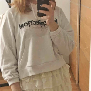 - Säljer en jättefin hoodie från monki. Väldigt sparsamt använd och i bra skick. På tröjan står det ”imperfection is perfection” ⚡️ jag står för frakten! 