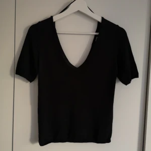  - Svart tight t-shirt från BikBok. Snygg v-ringning. I priset ingår frakt! Billigare vid köp av fler eller upphämtning i Linköping! 🌻