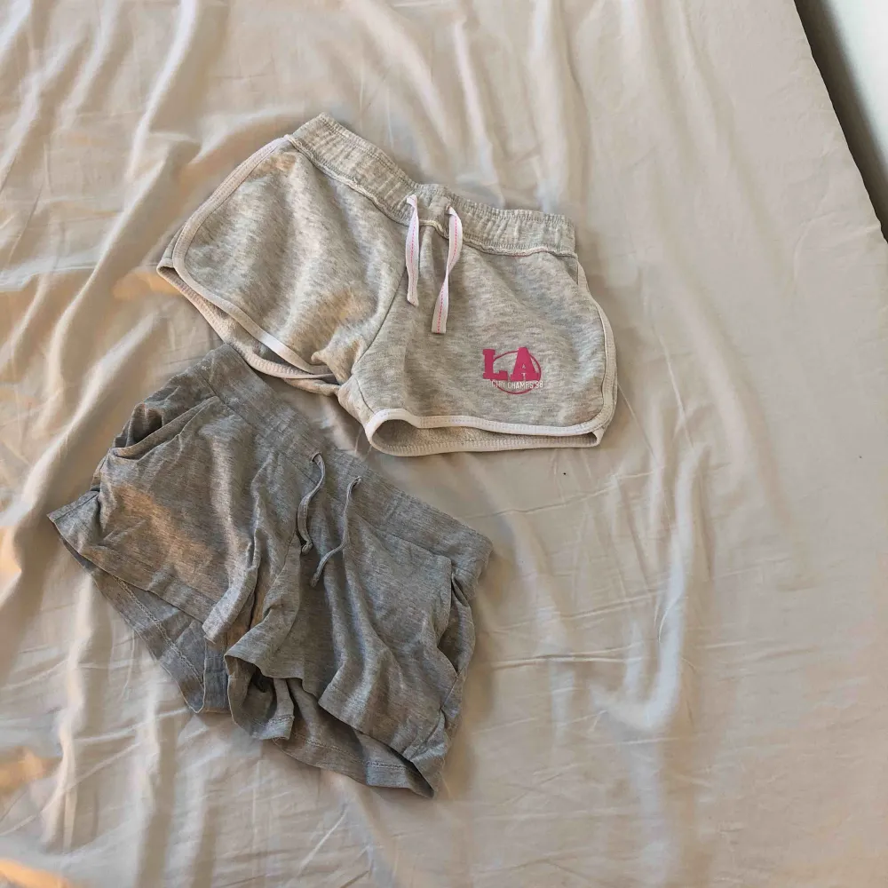 50kr tillsammans 20kr st gråa shorts, rätt små i storleken, finns att hämta i norrköping annars står köparen för frakten. . Shorts.