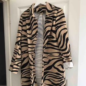  - Helt ny längre kavaj från Gina Tricot.   Kan fraktas 🌸