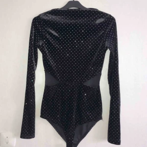  - Body från Zara. Använd 1 (0?) gång. Velour och glitter. 