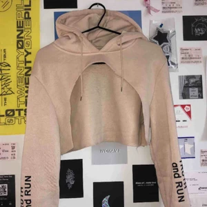  - en croppad hoddie köpt förra året men bara använd en gång sen dess. är i nyskick och i väldigt mysigt material. kan sänka pris till 130 vid snabbt köp!💕