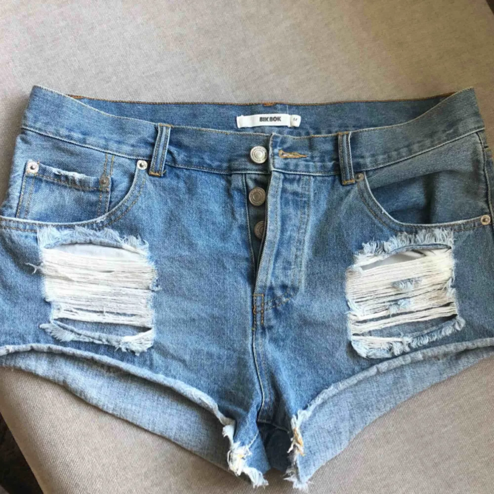 Snygga jeansshorts med slitningar i storlek M. Säljes pga för stora.  150 kr + frakt. 🌸. Shorts.