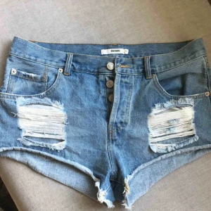  - Snygga jeansshorts med slitningar i storlek M. Säljes pga för stora.  150 kr + frakt. 🌸