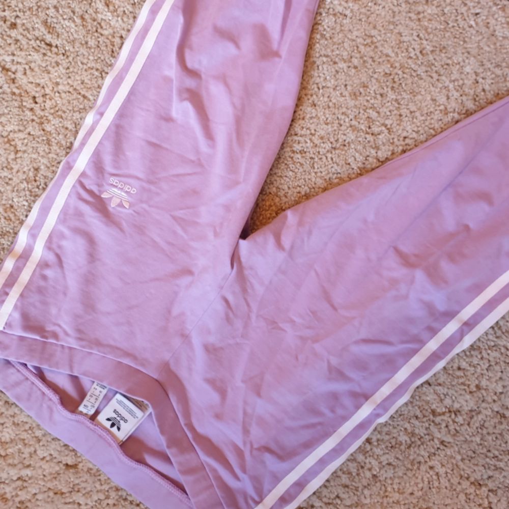 Ett par tights från Adidas i ljus lila färg, använda endast en gång! Fraktas enkelt och snabbt 🌸. Jeans & Byxor.