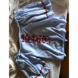  - Off shoulder blus med en fin brodyr, storlek M. Aldrig använd. Köparen står för frakt 