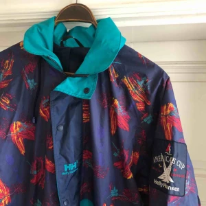  - Vintage Helly Hansen fritidsjacka - small/medium - snyggt 90-tals print - Fint använt skick