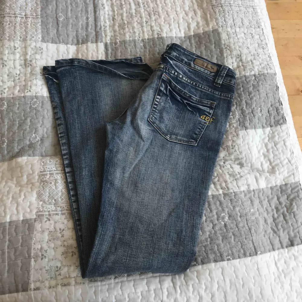 Bootcut jeans med broderi kolla på bilden  Hämta i Gbg Majorna eller skicka för 63kr. Jeans & Byxor.