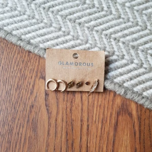  - Örhängen, helt nya. Frakt betalas av köparen 