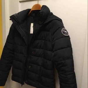  - Jacka från abercrombie and fitch, barnstorlek XL passar som XS/S, knappt använd 😇
