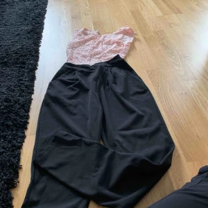  - Hel dress rosa/svart öppen rygg aldrig använd 