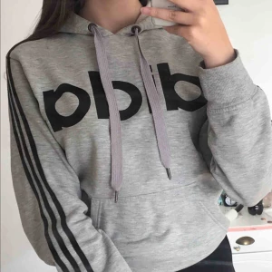  - Grå Adidas Hoodie med luva, 3 svarta sträck på armen, ficka. Strl S men passar även M