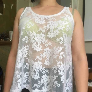  - Vitt spetslinne. A-shape och längre där bak. Helt och fräscht. Märkeslapp bortklippt men jag tror det var Gina Tricot