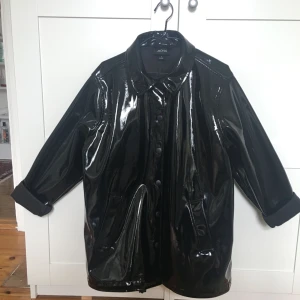  - Skitsnygg lackjacka i vinyl från Monki i strl S men är mer som en M. Snygg oversize-fit. Knappt använd! Skickas mot fraktkostnad eller möts upp i Stockholm :) 