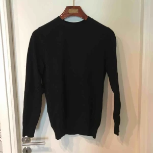  - Svart pullover tröja   Köparen står för frakten och betalning sker på swish