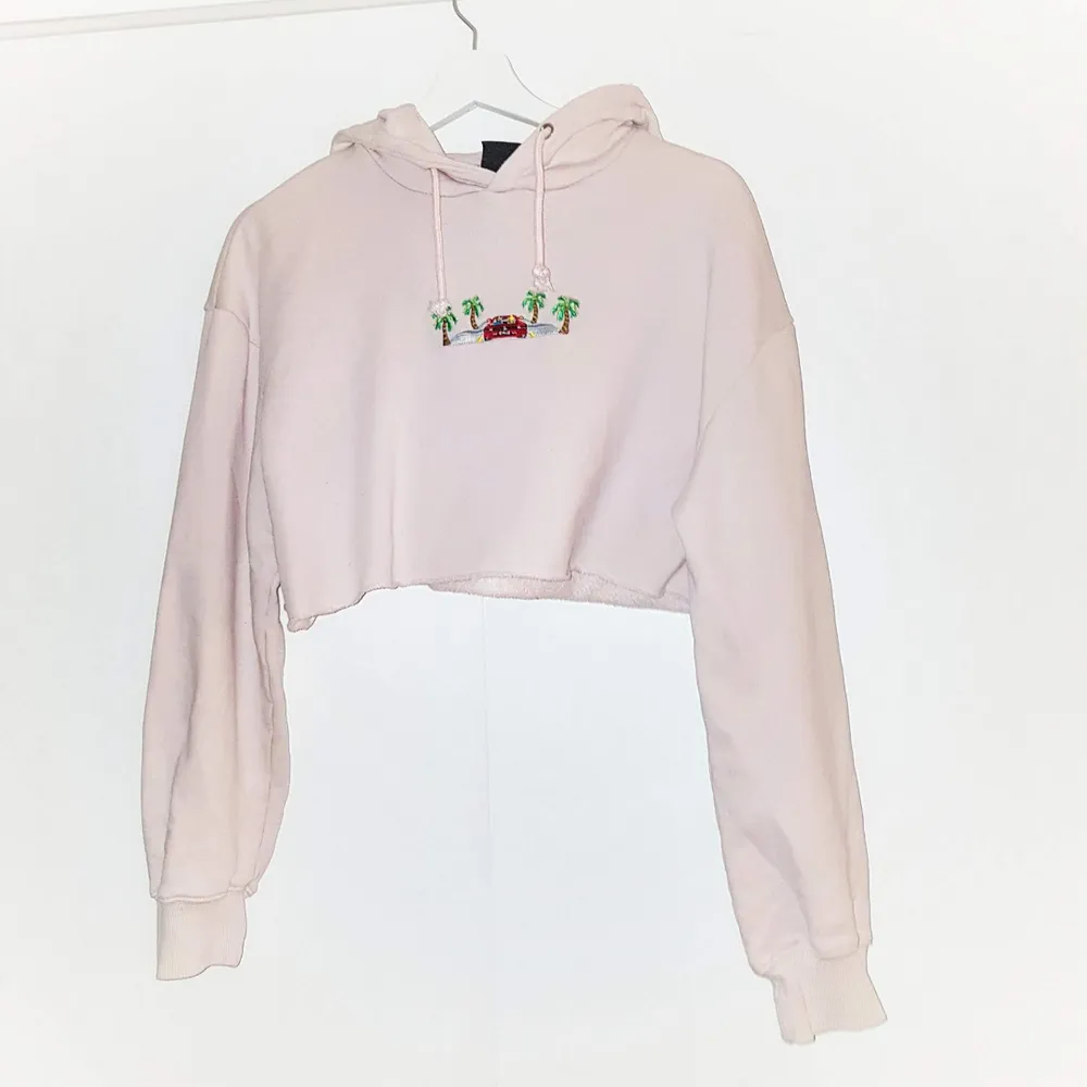 Superfin cropad hoodie från märket Agora. Nypris: 699 kr  Har även ett presentkort från Agora på 200 kr som säljs för 100 kr eftersom att butiken endast gäller deras butik i Trosa och i Stockholm. . Tröjor & Koftor.