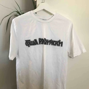  - Äkta gosha rubchinskiy T-shirt köpt på Dover street market. Är XS i killmodell så är som en M i tjejstorlek. Använd fåtal gånger. Möts upp i Stockholm annars tillkommer frakt. 