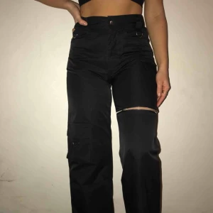  - Ett par svarta cargo liknade byxor i storlek M från Boohoo. Hör av er vid intresse/frågor om plagget!🌸 (Swish) 