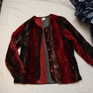  - Sammetskavaj köpt secondhand, använd en gång. Tycker den passar både S och M! ❤️