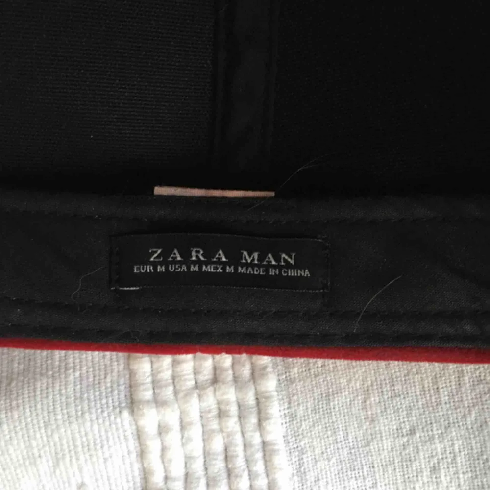 Röd sammet keps  Från Zara Man . Accessoarer.