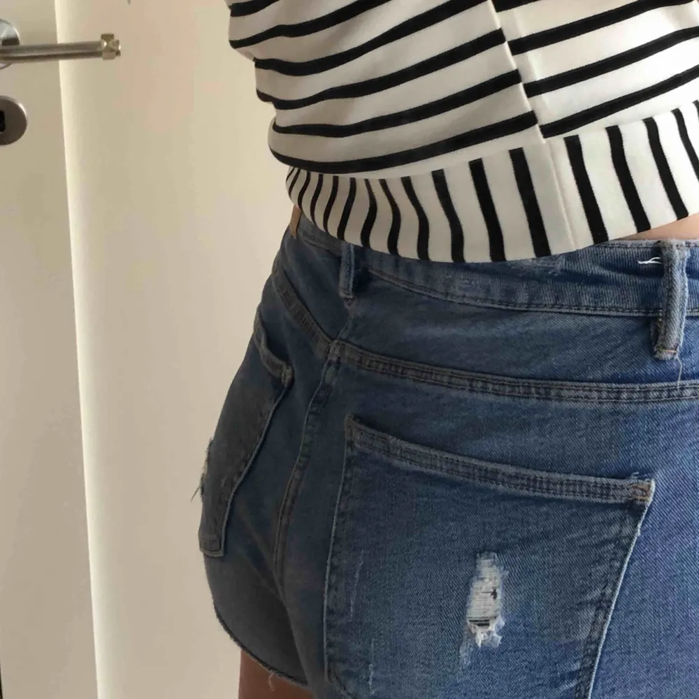 Slitna jeansshorts från Zara som tyvärr är för korta för mig.. Shorts.