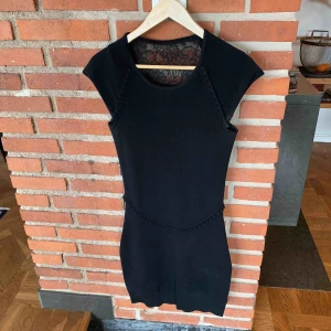  - Bodycon klänning svart m djup spetsrygg (beige linne under på bilden för illustration). 