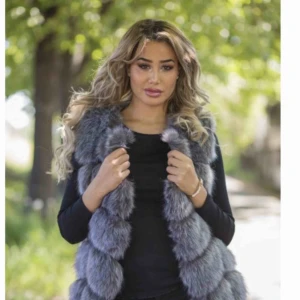  - Jag säljer min helt nya grå pälsväst, säljer pga ingen användning. Helt ny, använd endast 1 gång! Skriv på DM vid frågor eller intresse🌸