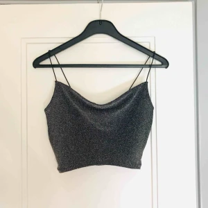  - Glittrig crop top med tunna axelband. Slutsåld, aldrig använd. Köparen står för frakten ✨