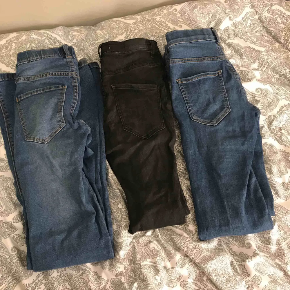 Första åt vänster: bootcut jeans feån dr denim, nypris 599kr  jag säljer för 350 Svarta jeans feån Gina, nypris 399kr jag säljer för 100 Jeans från Gina nypris: 399 jag säljer för 140 Alla xs. Jeans & Byxor.